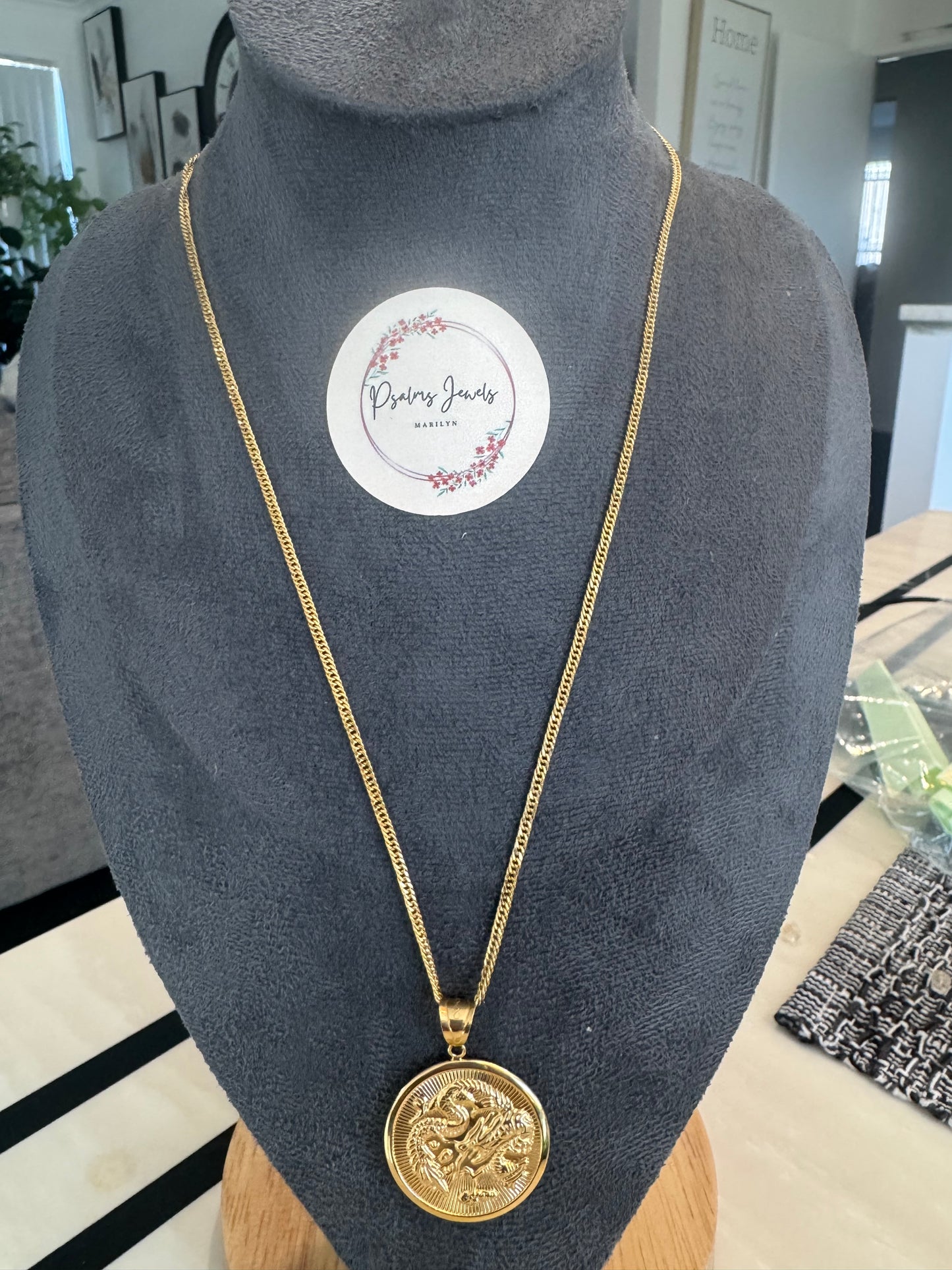 Cadena chain w/ medallion