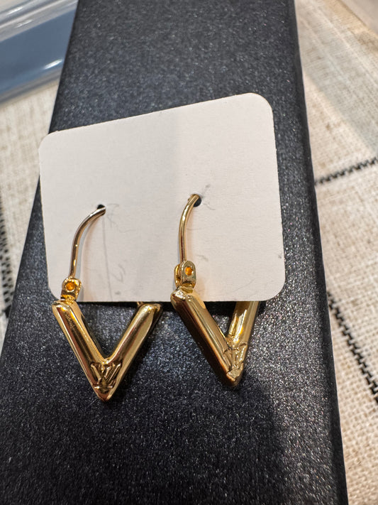 V dangling earrings