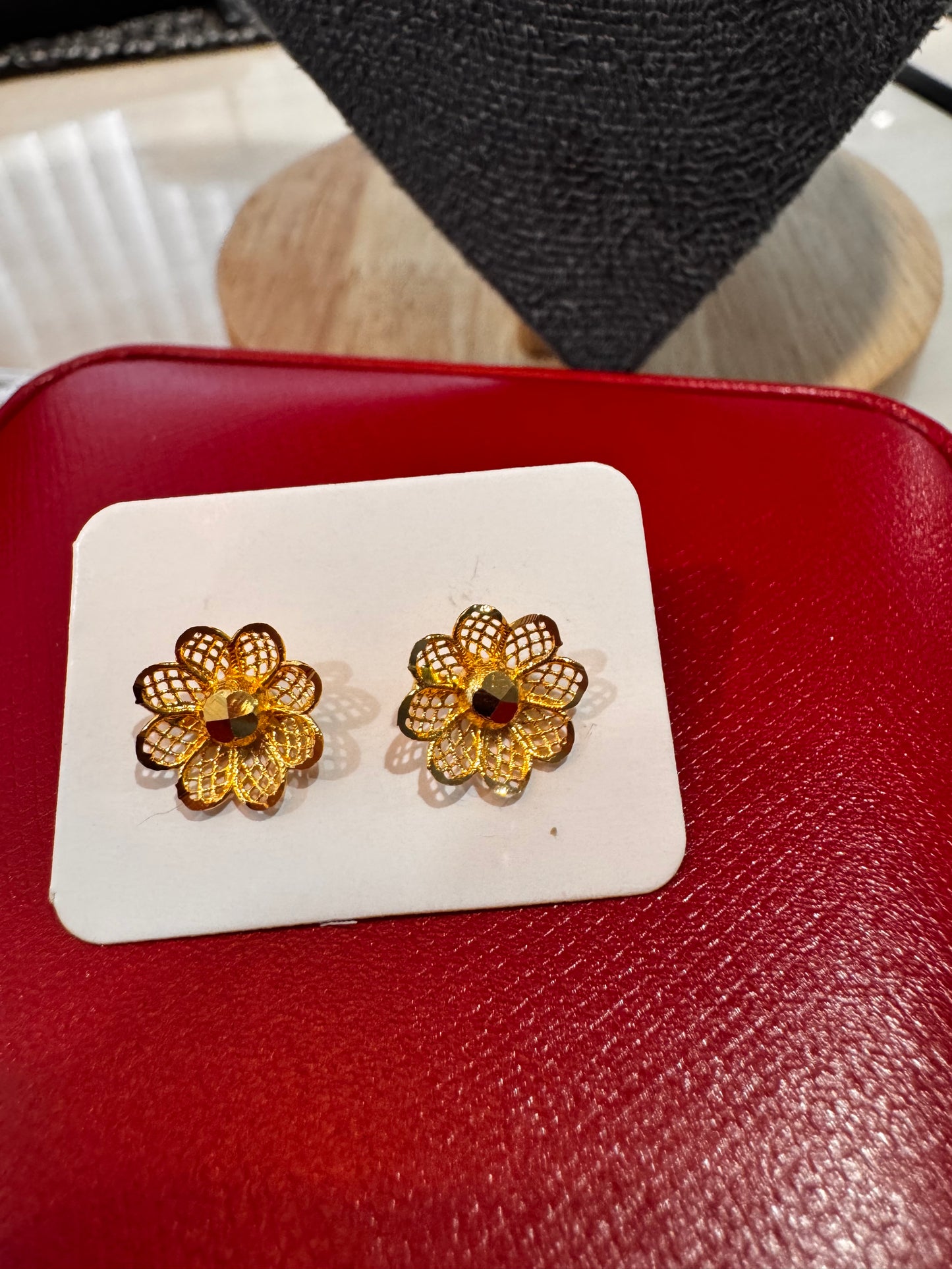 Flower stud earring